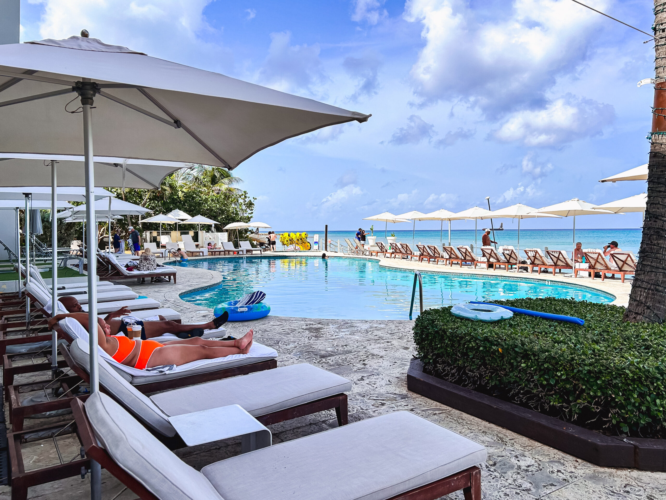 Piscina com vista para o mar do Grand Cayman Marriott Resort Piscina com vista para o mar do Grand Cayman Marriott Resort