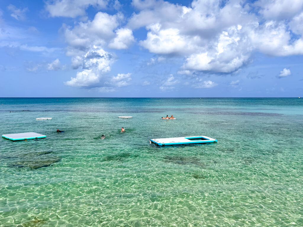 Atividades aquáticas são oferecidas pelo Grand Cayman Marriott Resort