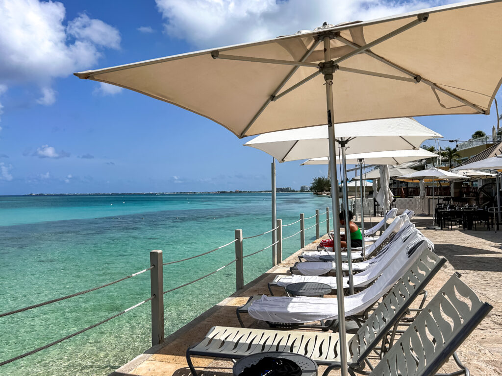 O hotel Grand Cayman Marriott Resort oferece acesso direto no mar