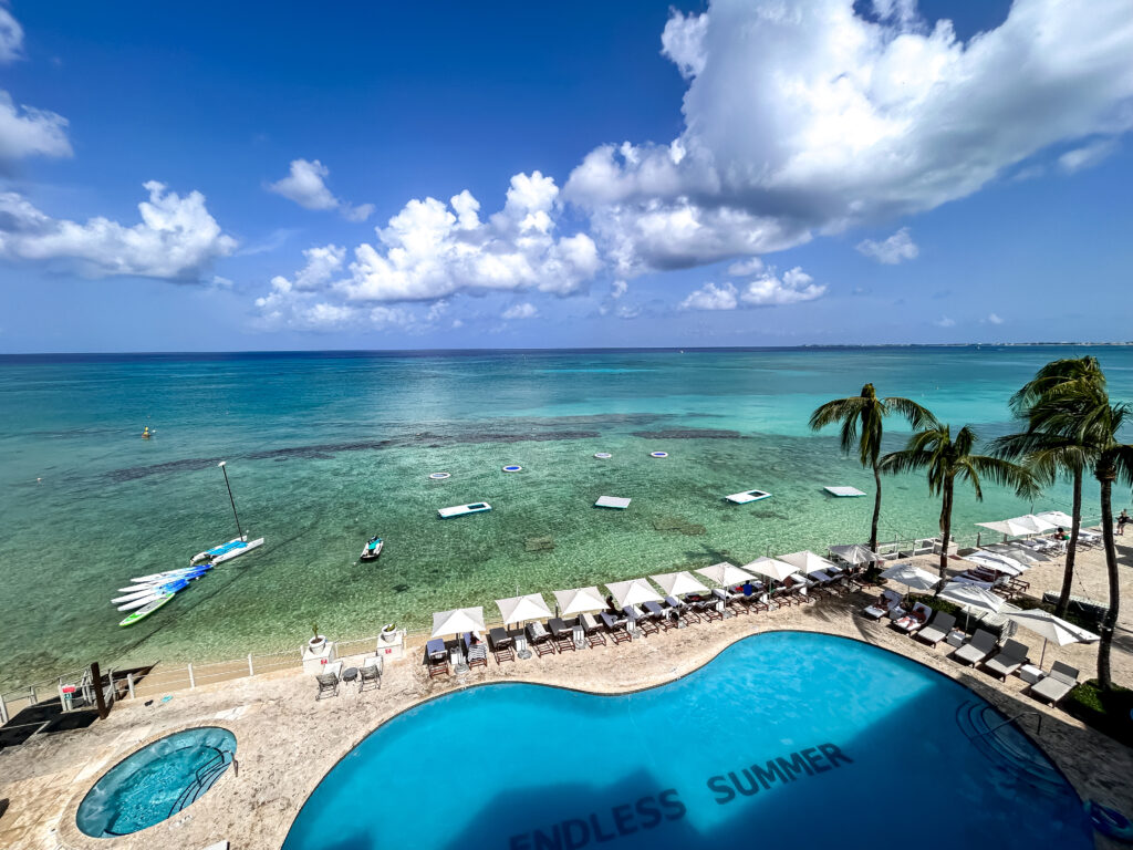 Vista das acomodações do hotel Grand Cayman Marriott Resort para o mar