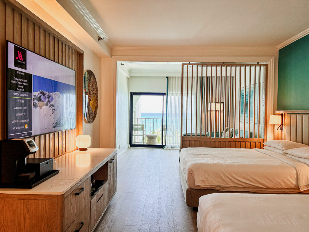 Quartos com duas camas também estão disponíveis no hotel Grand Cayman Marriott Resort