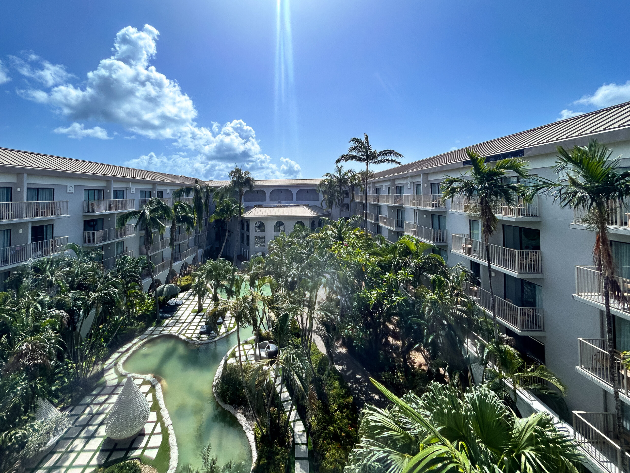 Vista para o interior do hotel Grand Cayman Marriott Resort Vista para o interior do hotel Grand Cayman Marriott Resort