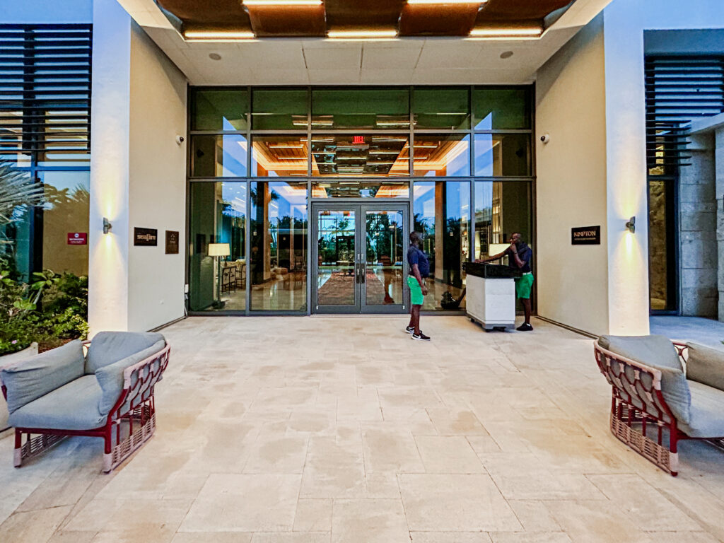 Entrada do Kimpton Seafire Resort + Spa