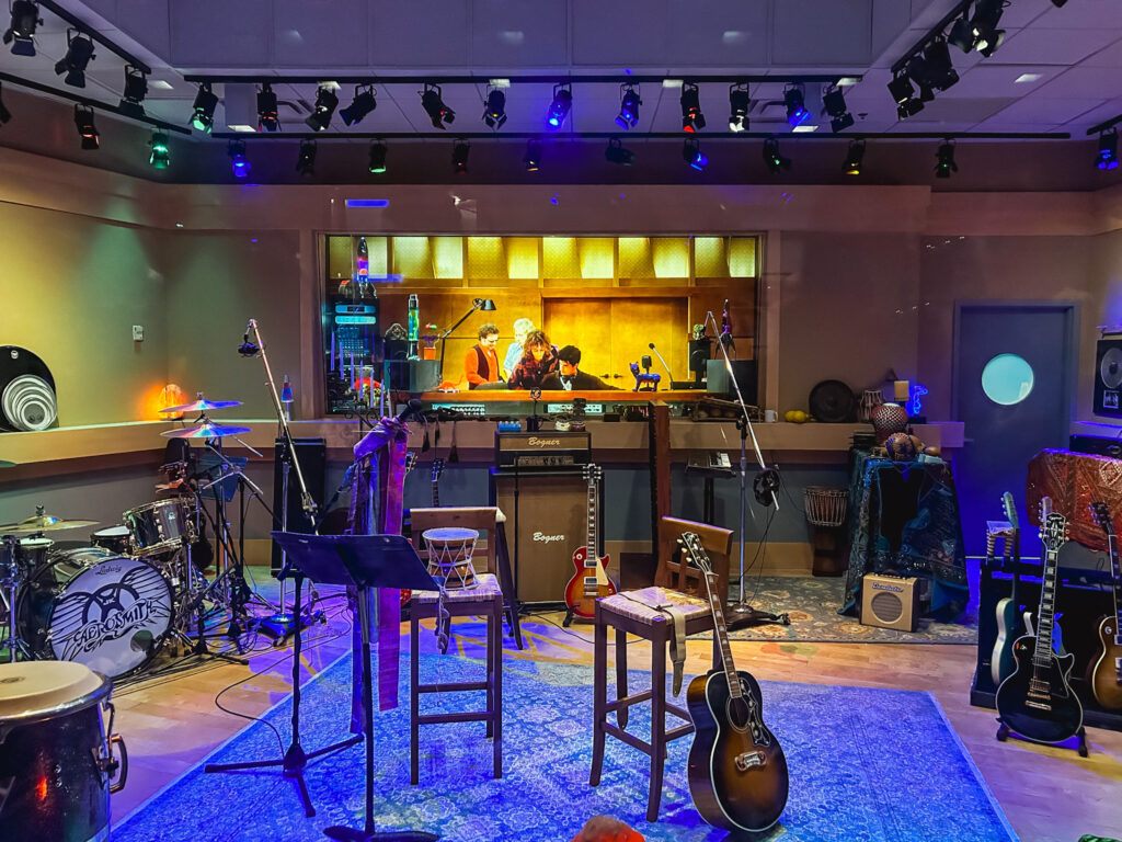 Interior da Rock 'n' Roller Coaster Starring Aerosmith