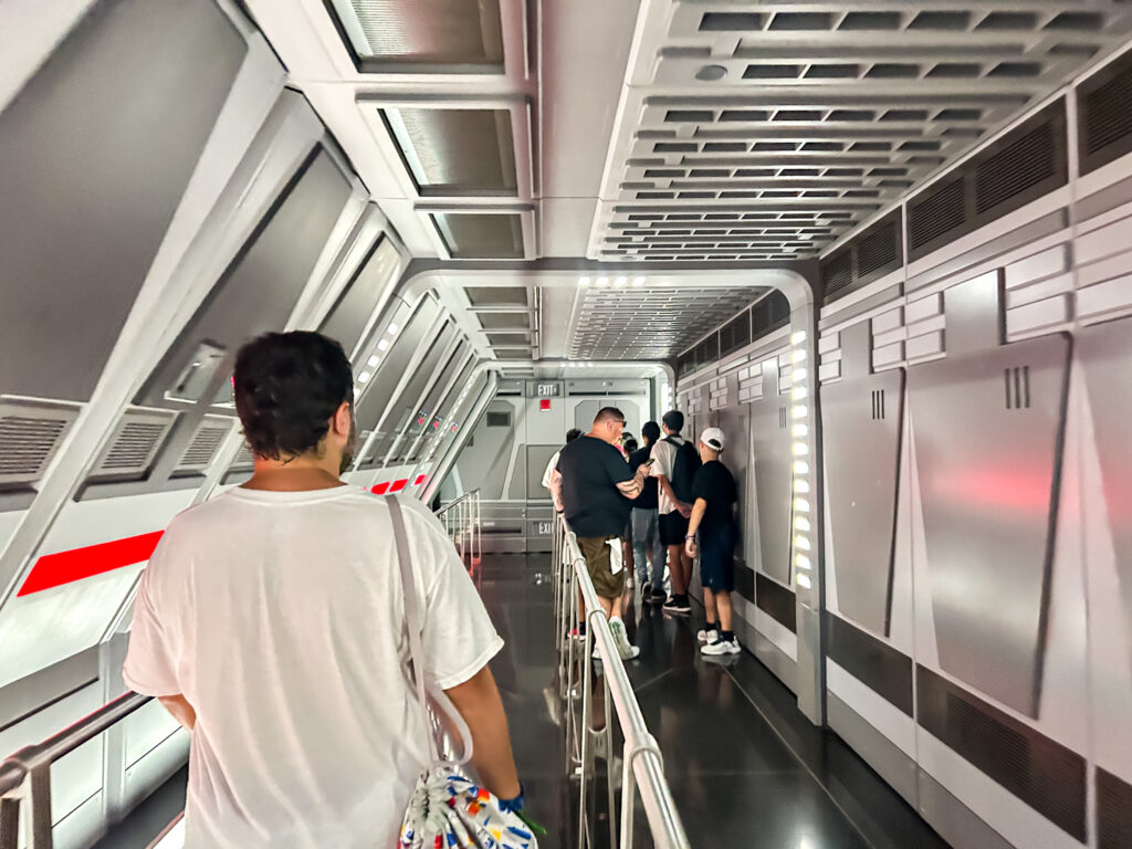 Interior da atração Star Wars Rise of the Resistence