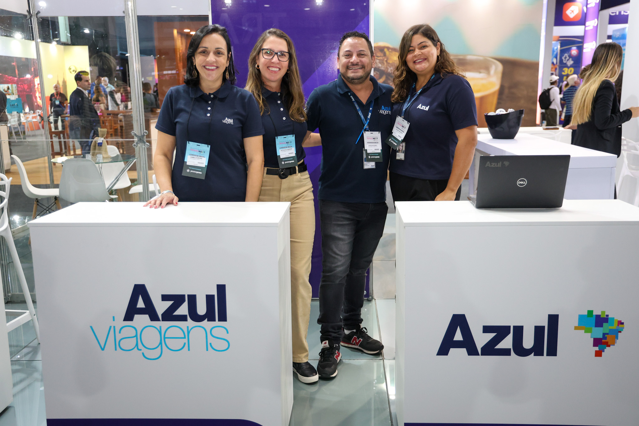 Izabella Moura, Letícia Alvarenga e Juscelino Melo, da Azul Viagens, e Juliane Medeiros, da Azul Linhas Aéreas Izabella Moura, Letícia Alvarenga e Juscelino Melo, da Azul Viagens, e Juliane Medeiros, da Azul Linhas Aéreas
