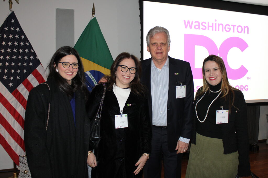 Izabelle e Ana Caroline Medeiros, da Abav Nacional com Edmar Bull e Juliana Assumpção, da Abav-SP l Aviesp