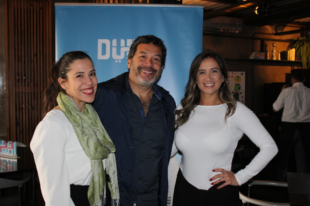 Jorge Souza, da Orinter entre Larissa Di Donato e Cibele Moulin, do turismo de Dubai