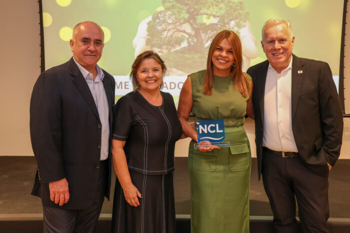 Kátia Vargas, da Prime Operadora Salvador, entre João Gonçalves, Estela Farina e André Mercanti, da NCL Kátia Vargas, da Prime Operadora Salvador, entre João Gonçalves, Estela Farina e André Mercanti, da NCL