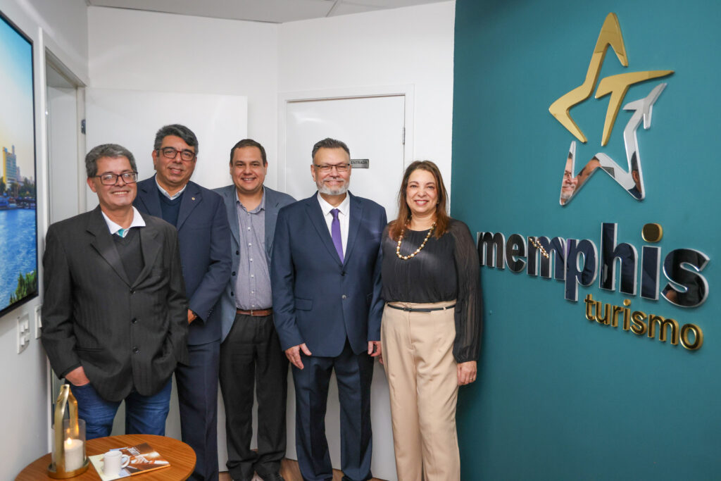 Lucas Lucero, Pablo Gabriel e Marcelo Silva, da Sanchat Tour com Cláudio e Claudia Modesto, da Memphis Turismo