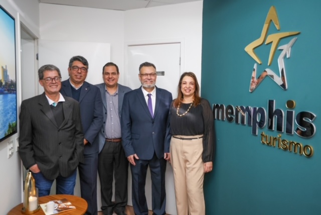 Sanchat marca presença no lançamento do escritório da Memphis Tours em São Paulo 1 Lucas Lucero Pablo Gabriel e Marcelo Silva da Sanchat com Claudio Modesto e Claudia Modesto diretores da MemphisTours Foto Divulgacao Sanchat Sanchat marca presença no lançamento do escritório da Memphis Tours em São Paulo