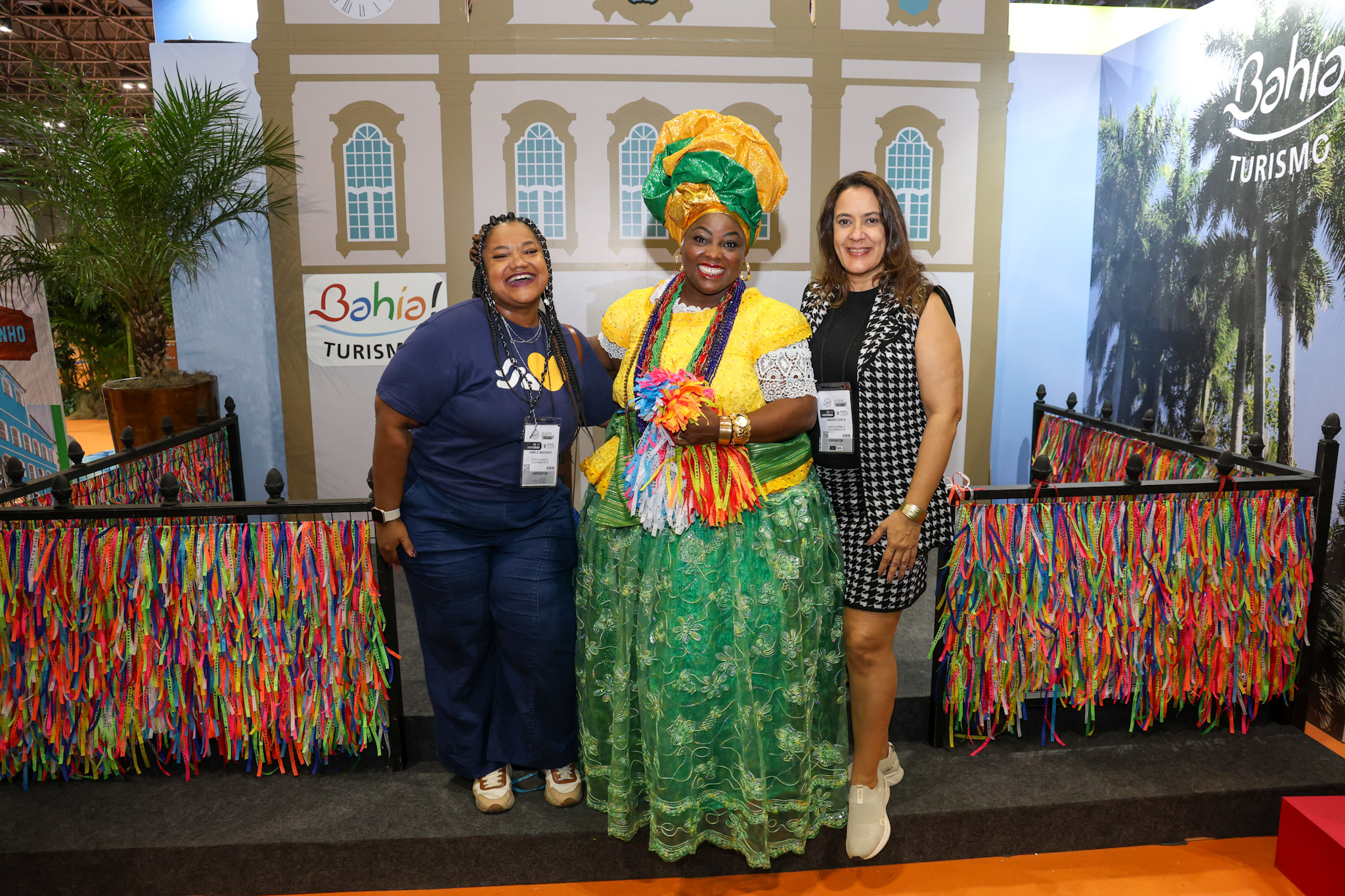 Lucicleide, da Setur-BA, entre Jamile Machado e Simone Costa, da Prefeitura Municipal de Salvador Lucicleide, da Setur-BA, entre Jamile Machado e Simone Costa, da Prefeitura Municipal de Salvador