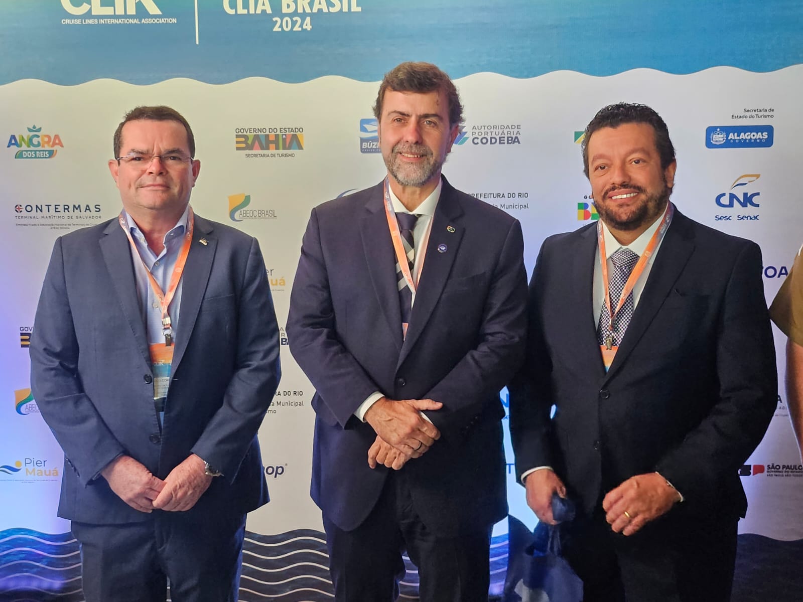 Marcelo Freixo, da Embratur, entre Paulo Nery e Andrei Lira, de Pernambuco Marcelo Freixo, da Embratur, entre Paulo Nery e Andrei Lira, de Pernambuco