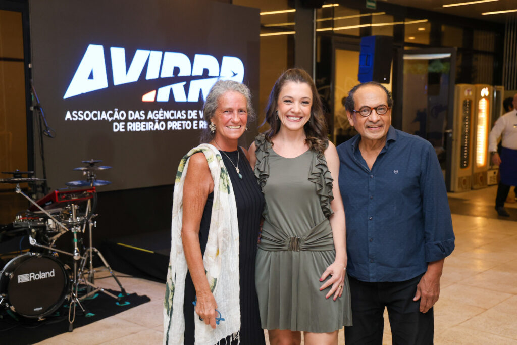 Mari Masgrau, do M&E, Ana Carolina Rocha, gerente do Hotel Tryp Ribeirão Preto e César Avero, da Avirrp