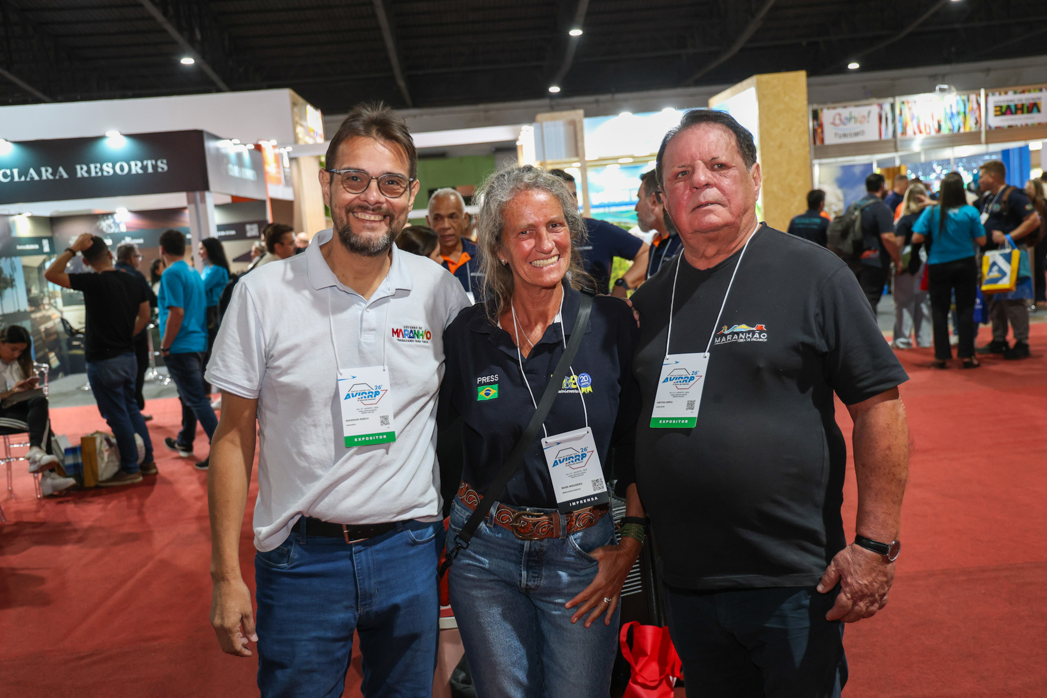 Mari Masgrau, do M&E, entre Anderson Marques e Airton Abreu, do Governo do Maranhão