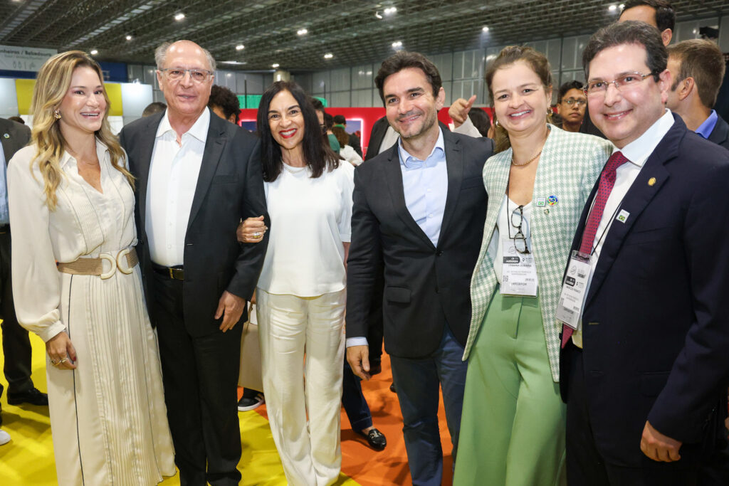 Marília Herrmann, Setur-AL, Geraldo Alckmin, vice-presidente do Brasil, Lu Alckmin, Celso Sabino, ministro do Turismo, Yrwana Albuquerque Guerra, Setur-CE e Marcos Franco, da Setur-SE Marília Herrmann, Setur-AL, Geraldo Alckmin, vice-presidente do Brasil, Lu Alckmin, Celso Sabino, ministro do Turismo, Yrwana Albuquerque Guerra, Setur-CE e Marcos Franco, da Setur-SE