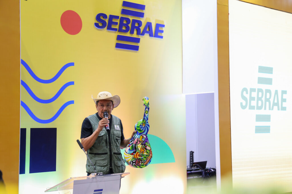 Mestre Alcides, artesão da Viola de Cocho, Mato Grosso