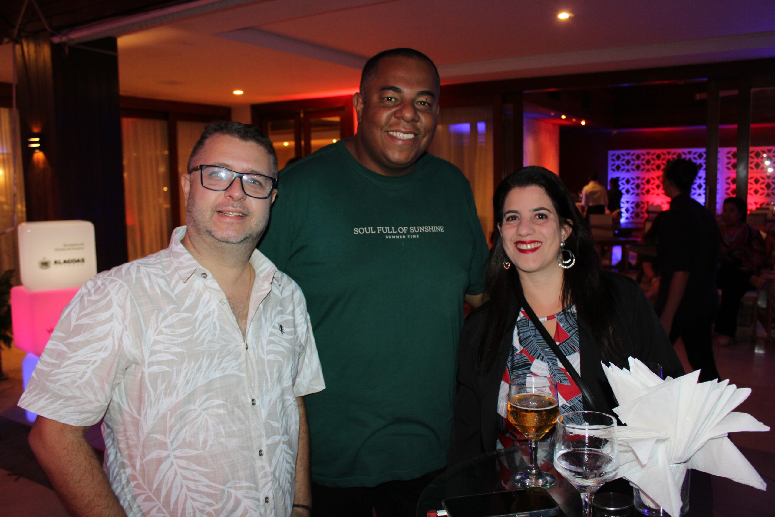 Miguel Silva, da Alcance Viagens entre Daniel e Thais Benedetti, da Thais Benedetti Viagens Miguel Silva, da Alcance Viagens entre Daniel e Thais Benedetti, da Thais Benedetti Viagens