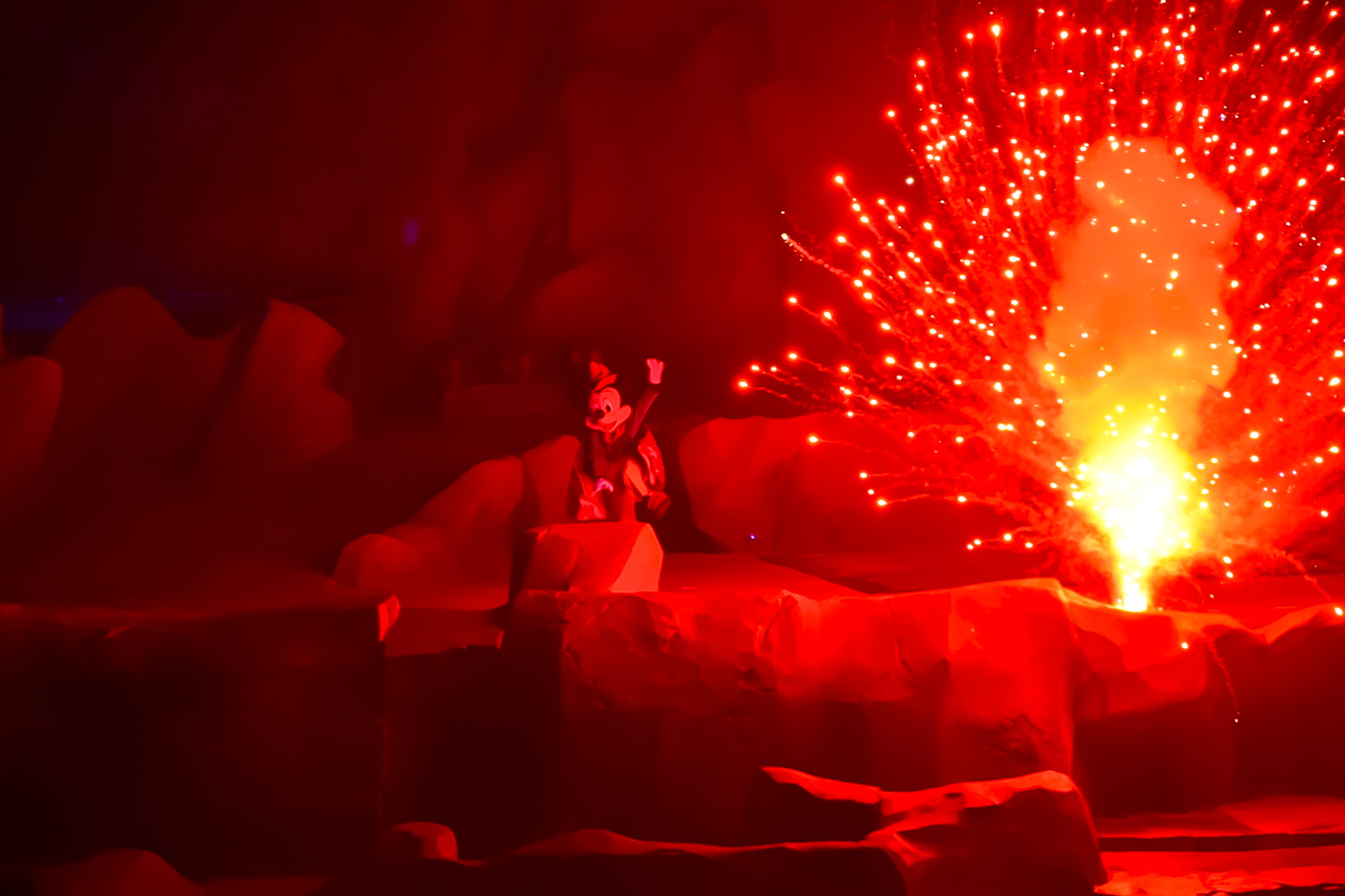 Muitos efeitos fazem parte do espetáculo Fantasmic! Muitos efeitos fazem parte do espetáculo Fantasmic!