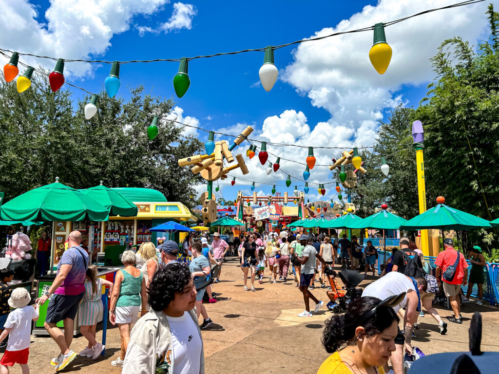Na área de Toy Story, o visitante é transportado ao mundo dos brinquedos