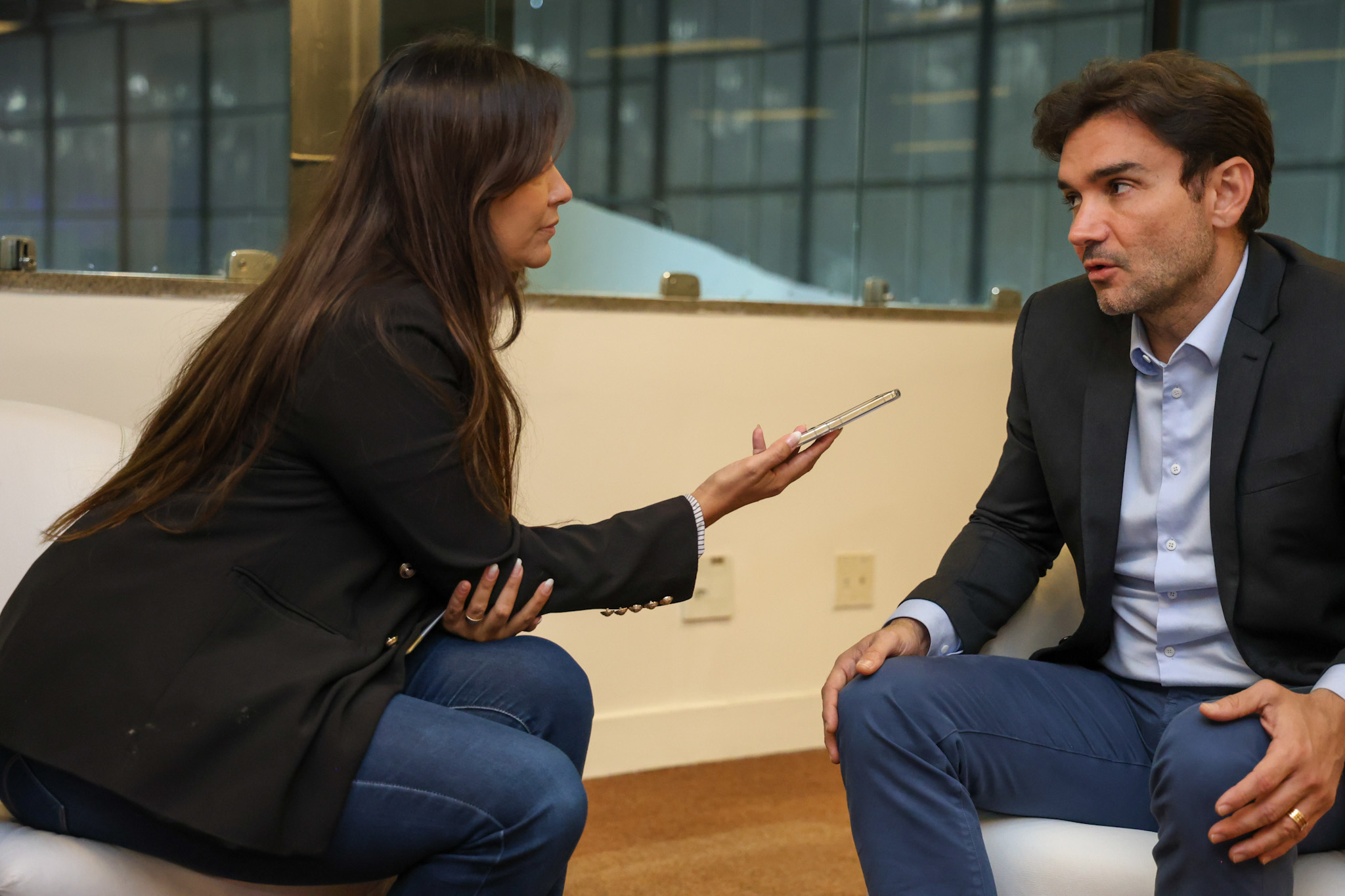 Natália Strucchi, diretora de redação do M&E e Celso Sabino, ministro do Turismo