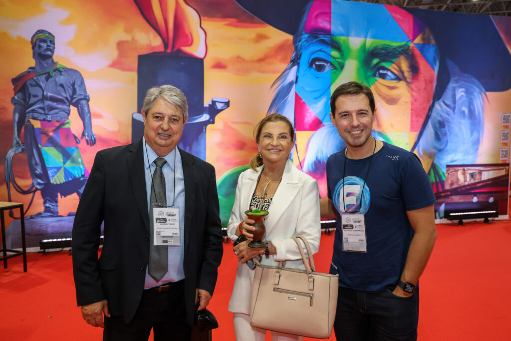 Nestor Tissot, prefeito de Gramado, Marta Rossi e Eduardo Zorzanello, do Festuris