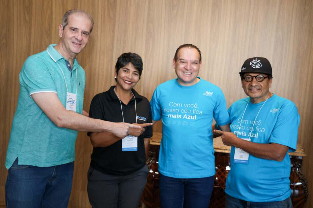Vicente Brasil, da Azul Viagens, entre Normando Pierini, vice-presidente da Avirrp, Angelica dos Santos, 2ª vice-presidente da Avirrp e César Avero, diretor da Feira da Avirrp 2024