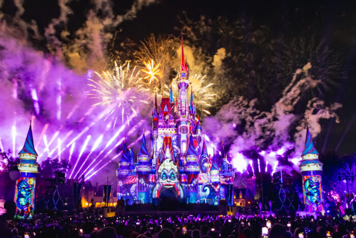 Parques de Orlando fecham devido à aproximação do furacão Milton 1 O castelo da Cinderela iluminado com vilões da Disney (Ana Azevedo/M&E)