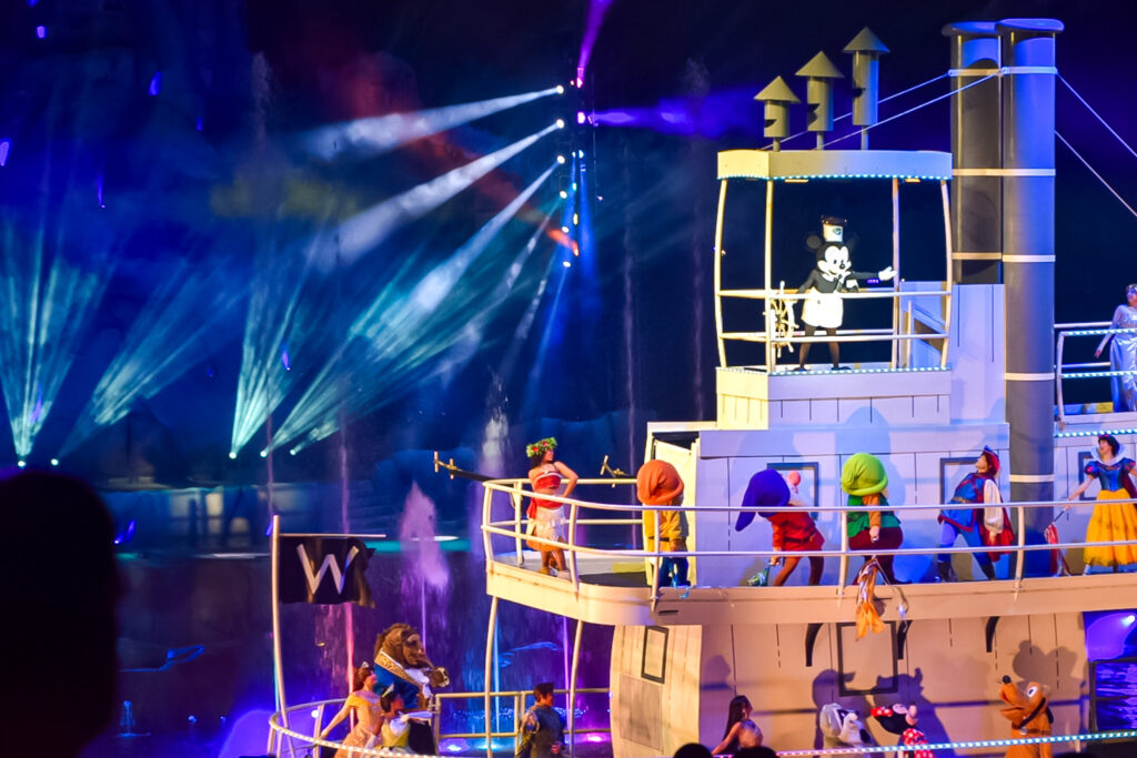O navio do Mickey com personagem icônicos também no show Fantasmic!