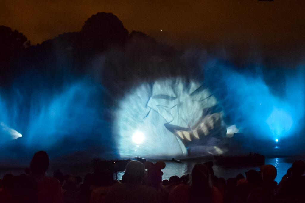 O show Fantasmic! conta com projeções na água, promovendo um efeito de terceira dimensão