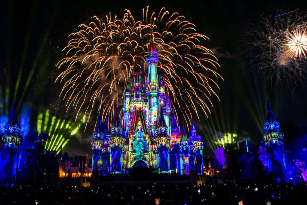 O show de fogos é um complemento do show Halloween Screams