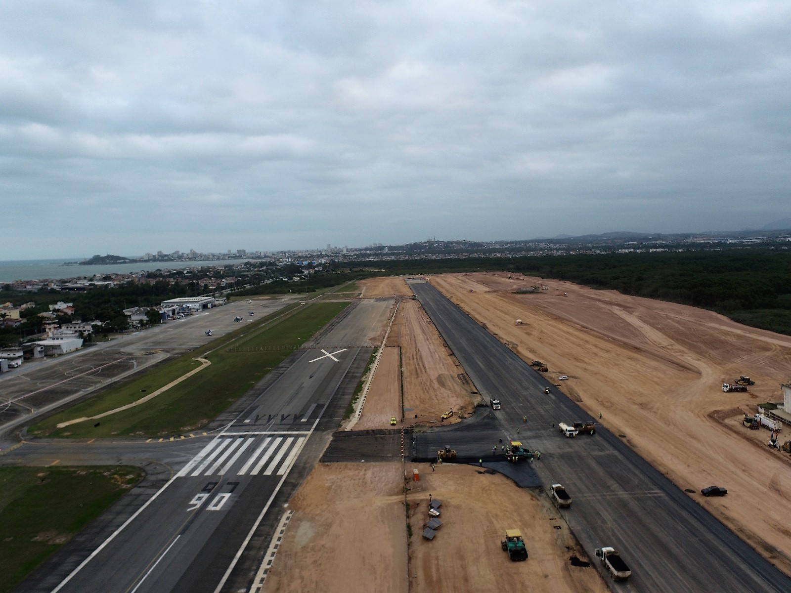 Construção da nova pista do Aeroporto de Macaé chega a 80% 1 Obra da nova pista do Aeroporto de Macae Divulgacao1 Construção da nova pista do Aeroporto de Macaé chega a 80%