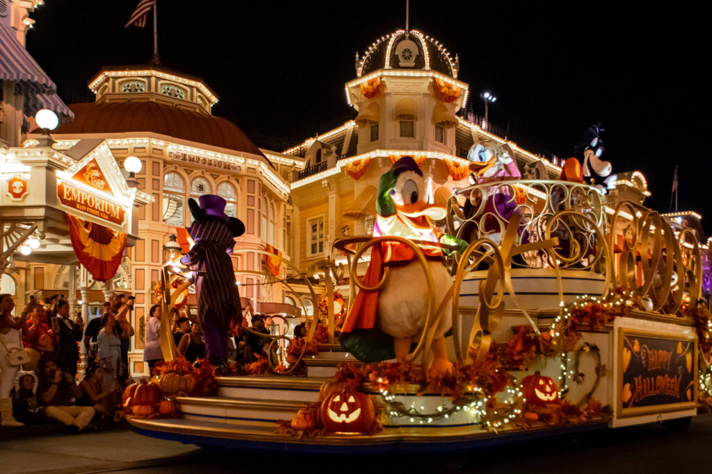Os personagens clássicos da Disney aparecem fantasiados de vilões no Boo-To-You” Halloween Parade