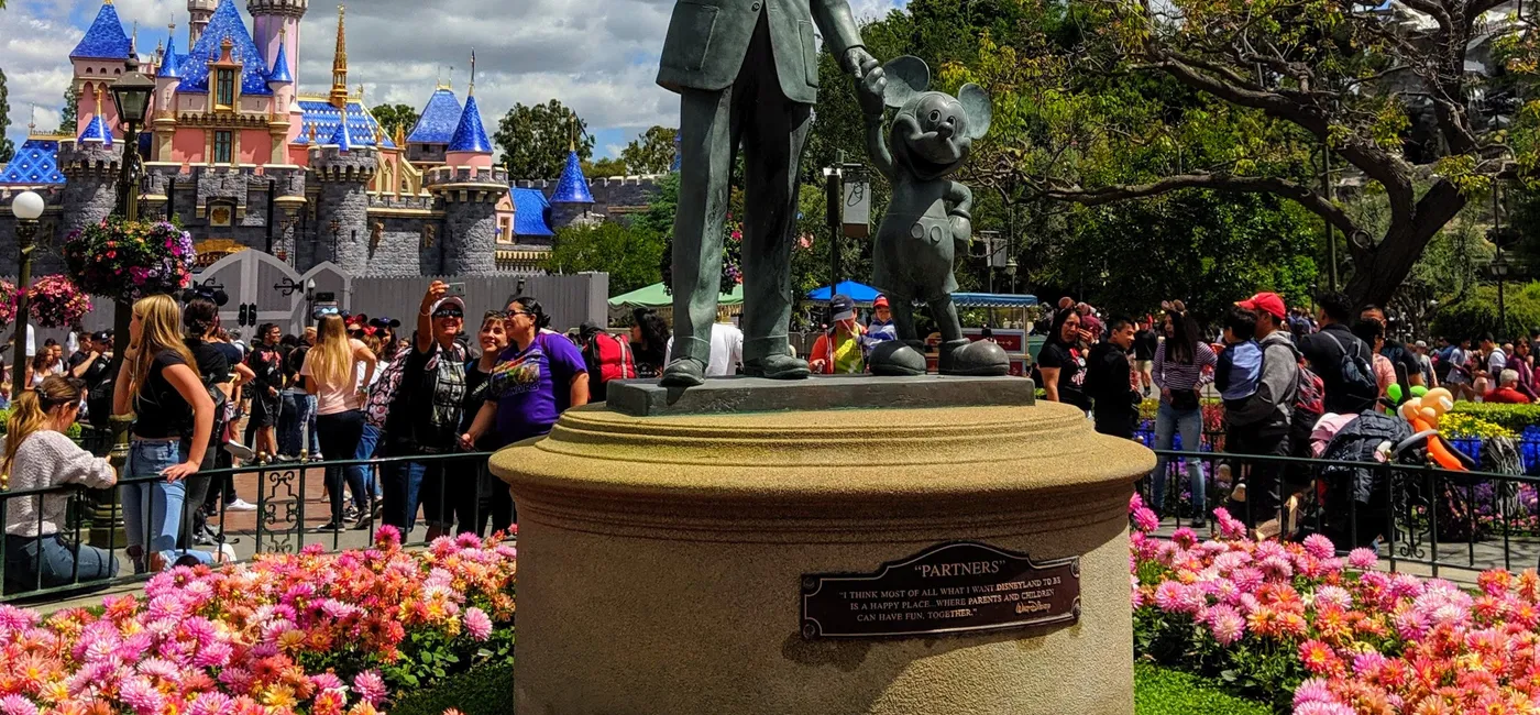 Disney operou 8 dos 10 parques temáticos mais visitados do mundo em 2023 1 Partners statue at Disneyland Disney operou 8 dos 10 parques temáticos mais visitados do mundo em 2023