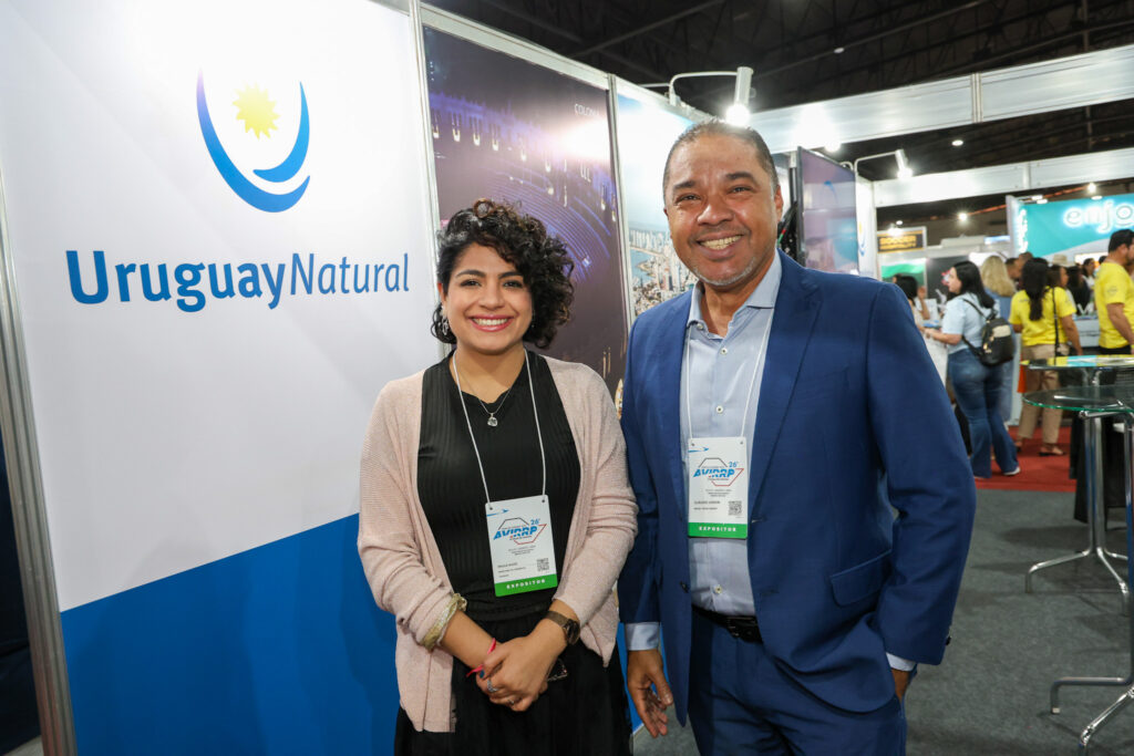 Paula Alves, do Ministério do Turismo do Uruguai e Cláudio Jr., da BTM