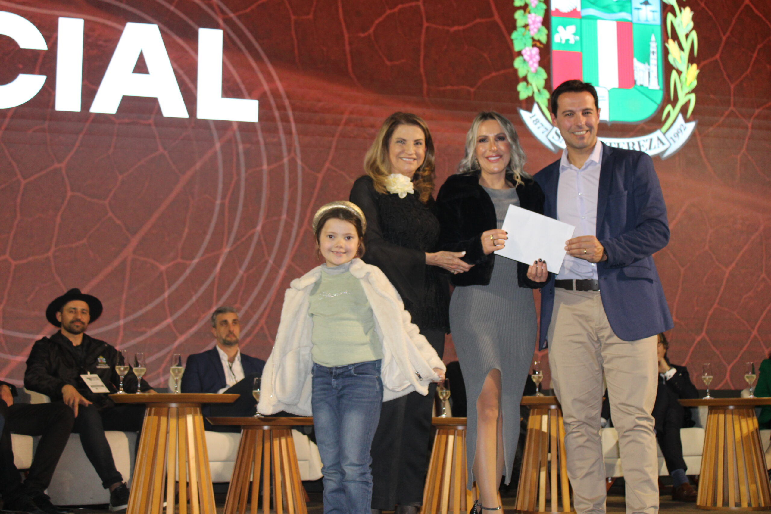 Prefeita Gisele Caumo, de Sata Tereza receb doação dos CEOs do Connection, Marta Rossi e Eduardo Zorzanello Prefeita Gisele Caumo, de Sata Tereza receb doação dos CEOs do Connection, Marta Rossi e Eduardo Zorzanello