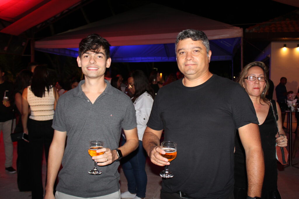 Rafael Mendes, da IBR Turismo e Claiton Aguilar, da Agência Viaja Comigo