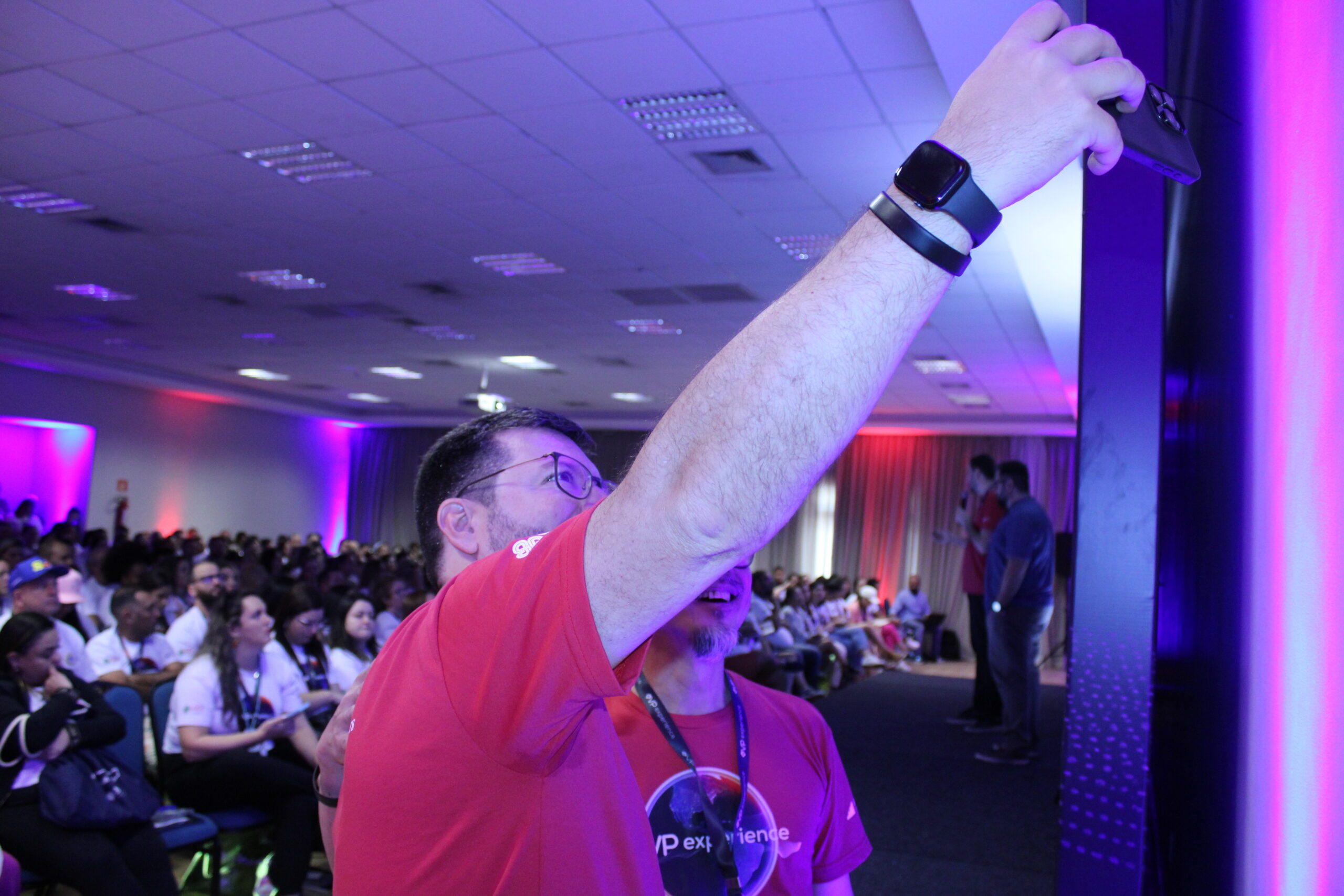 Renato Alves e Onishi, da ViagensPromo fazendo selfie com os agentes participantes