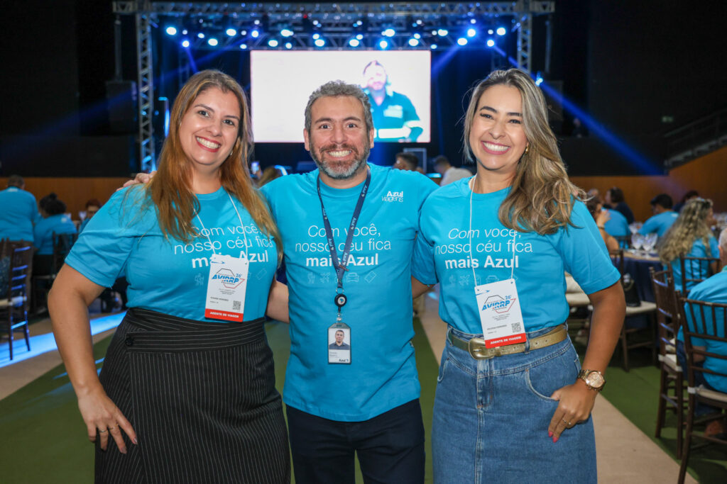 Ricardo Bezerra, gerente Comercial da Azul Viagens, entre Viviani Honório e Heloísa Honório, da VH Viagens