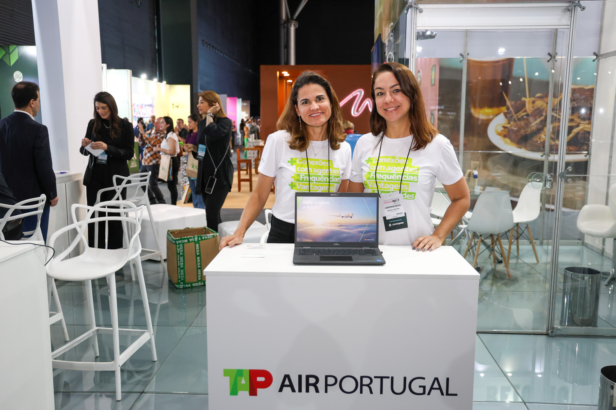 Roberta Brito e Denize Fortuna, da TAP Roberta Brito e Denize Fortuna, da TAP