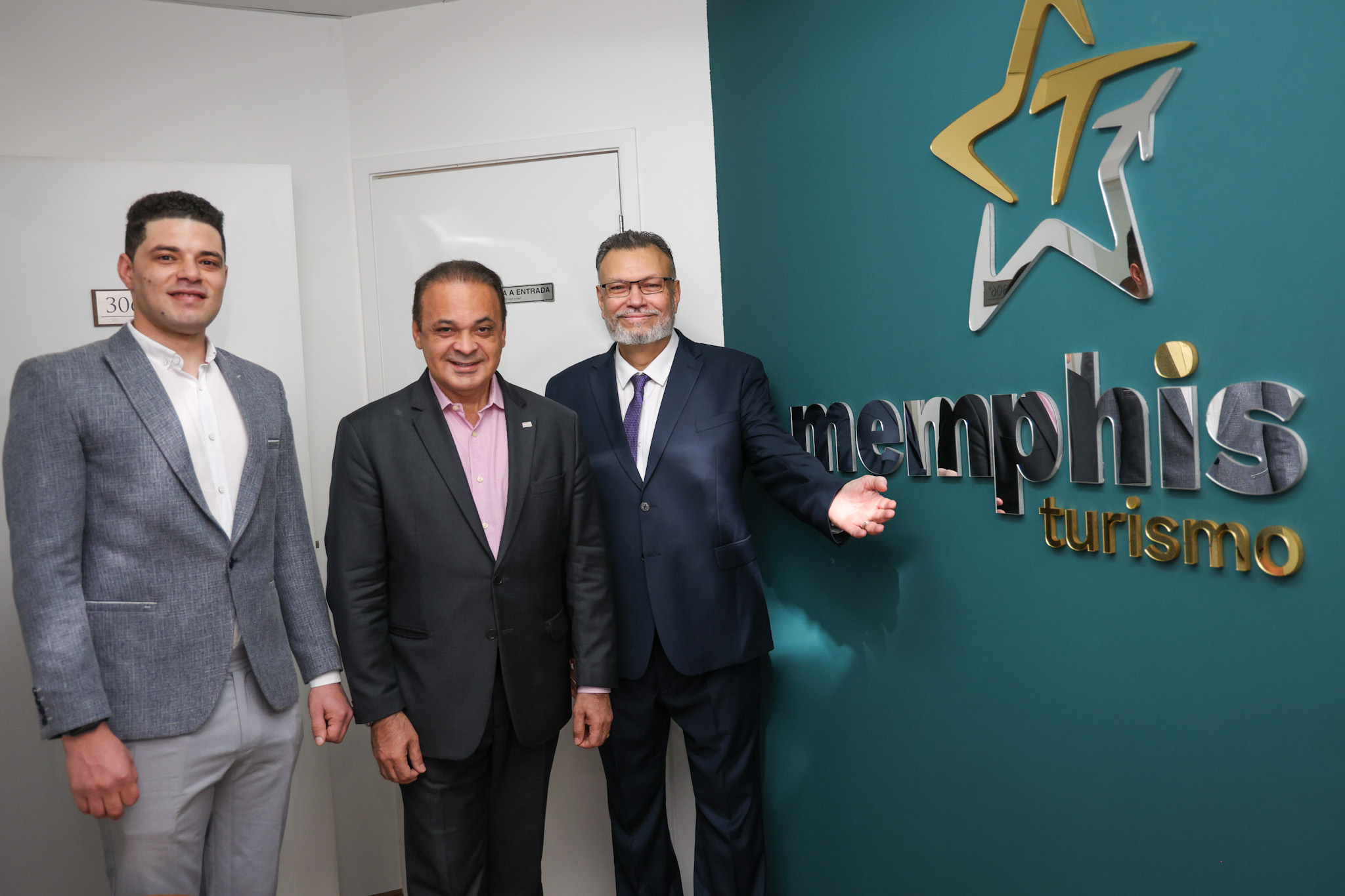 Roberto de Lucena, secretário de Turismo do estado de São Paulo, entre Cláudio Modesto e Ahmed Abdullah, da Memphis Turismo