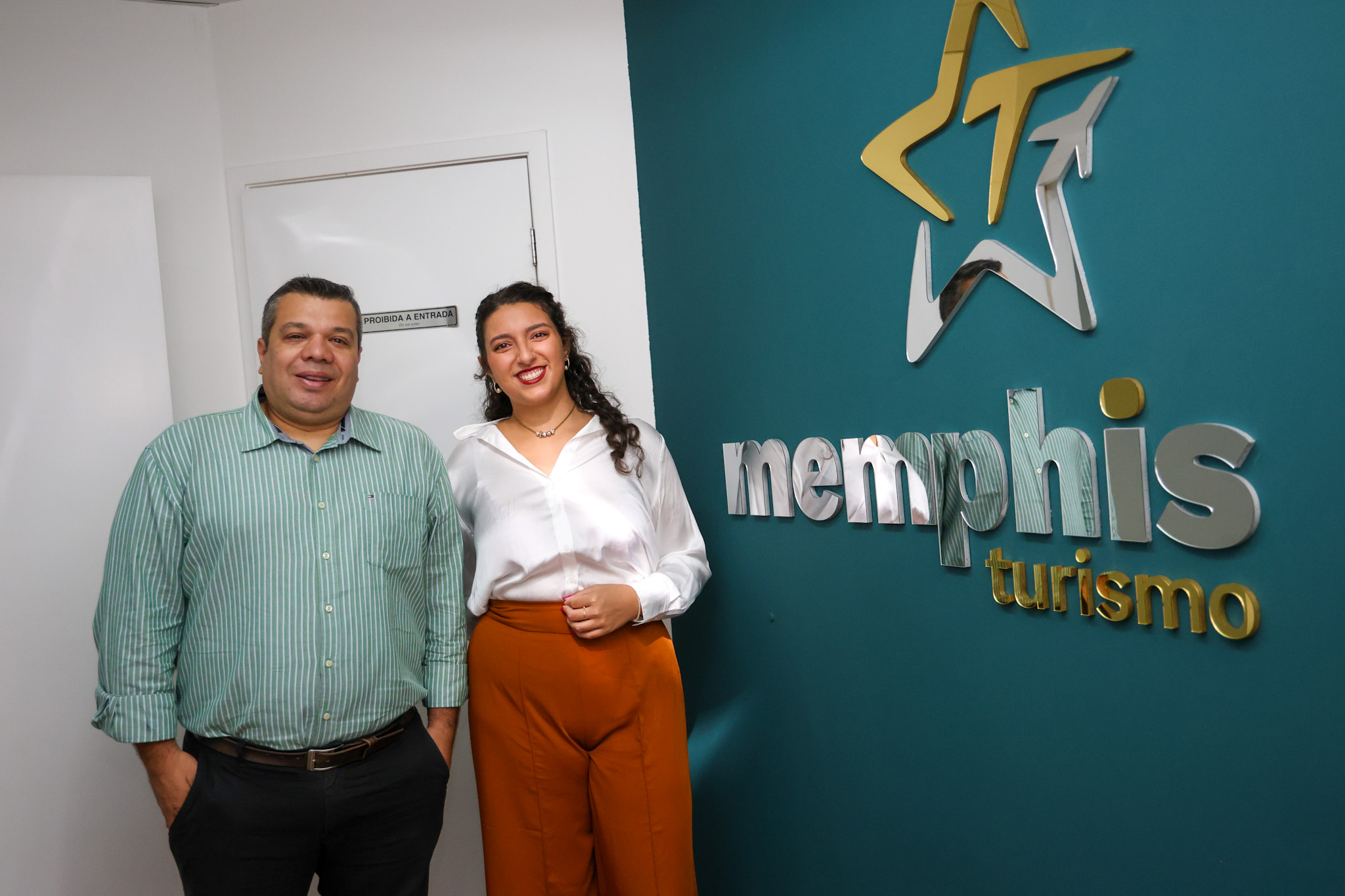 Rodrigo Inouye, da GTA e Raquel Modesto, da Memphis Turismo