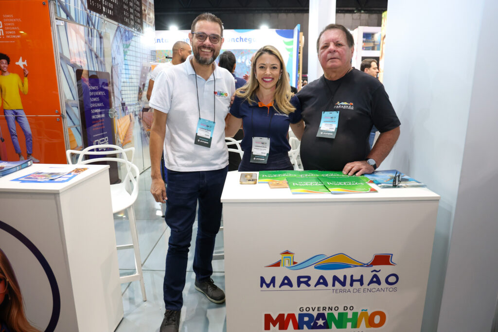 Roseane Cavalcante, da Incomum Viagens, entre Anderson Marques e Airton Abreu, do Governo do Maranhão