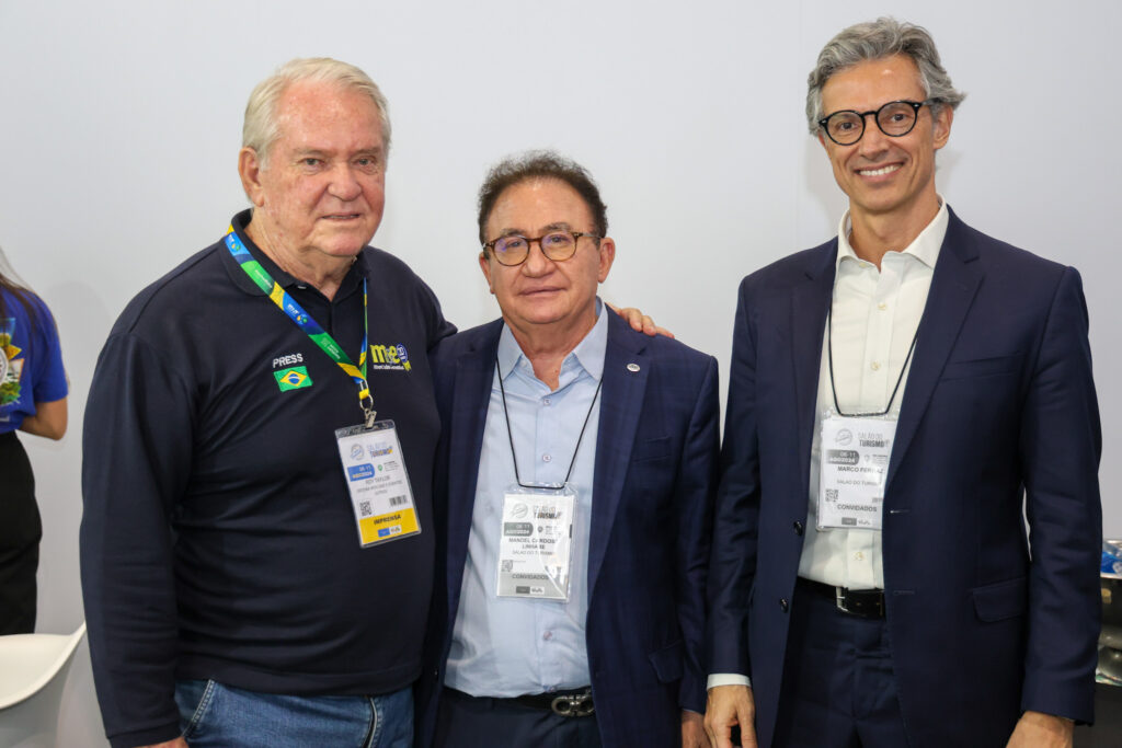 Roy Taylor, do M&E, com Manoel Linhares, da ABIH Nacional e Marco Ferraz, da Clia Brasil