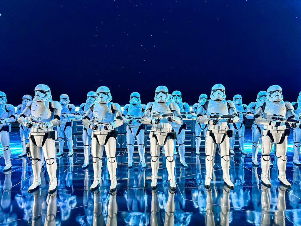 Stormtroopers da Primeira Ordem na atração Star Wars Rise of the Resistence