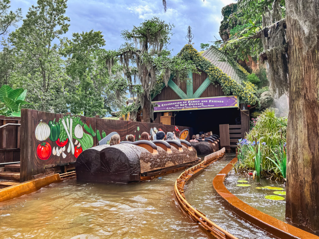 Tiana’s Bayou Adventure é uma atração aquática, que mistura música e muita diversão