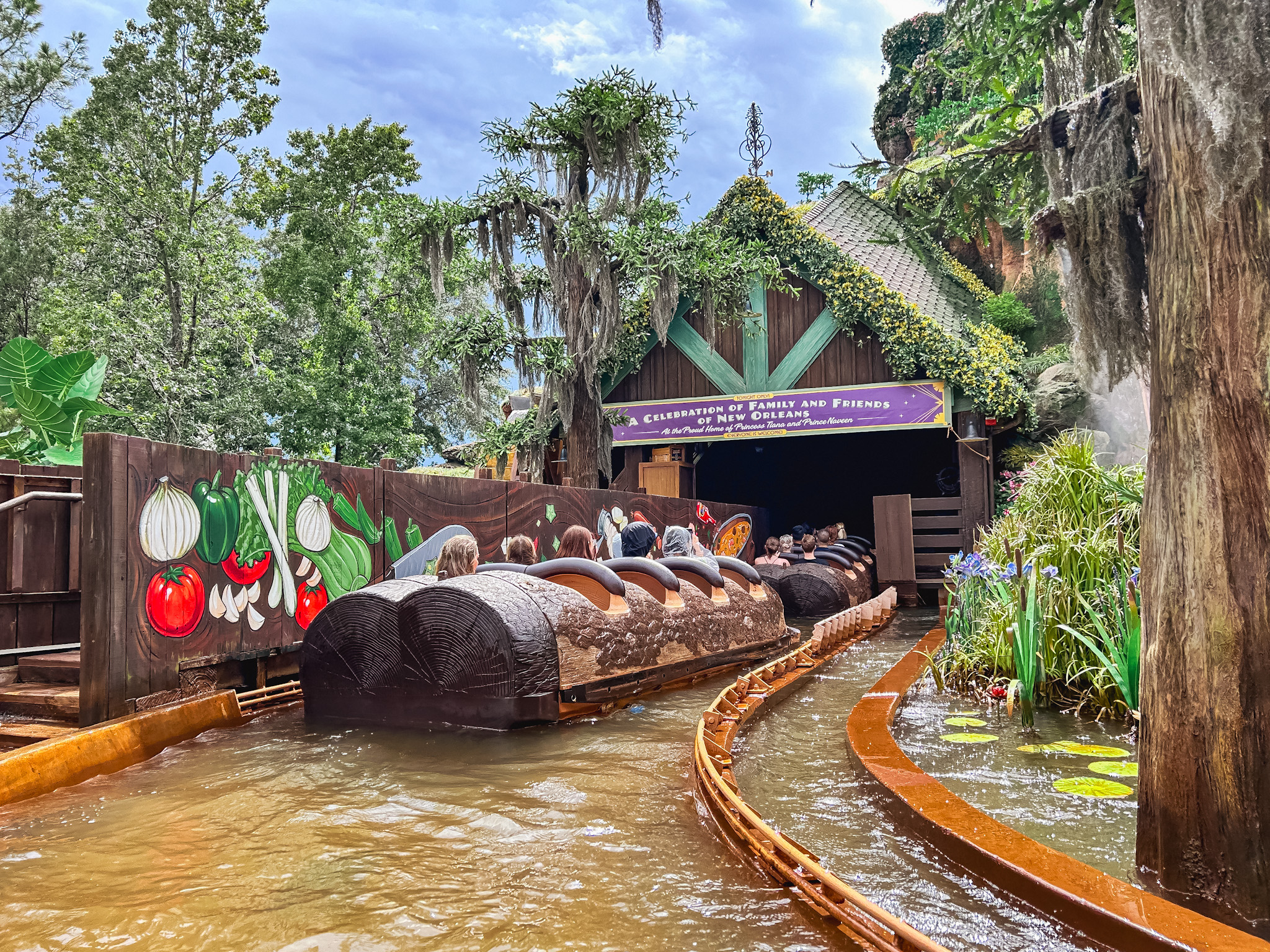 Tiana’s Bayou Adventure é uma atração aquática, que mistura música e muita diversão Tiana’s Bayou Adventure é uma atração aquática, que mistura música e muita diversão