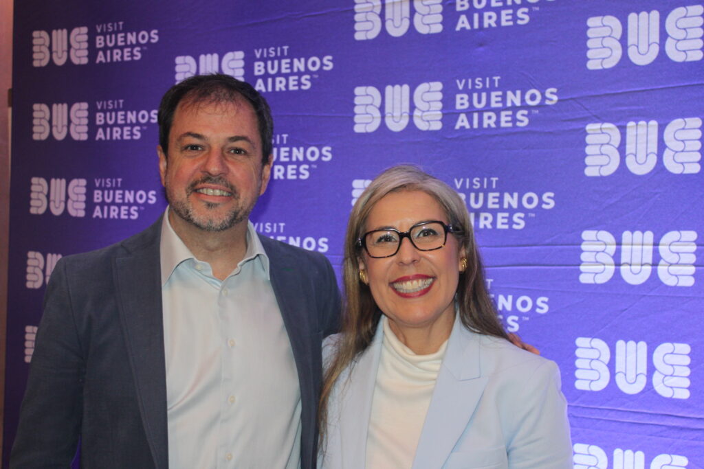 Valentín Díaz Gillian, presidente do Visit BE, e Gisele Lima, da Promo Marketing Inteligente Valentín Díaz Gillian, presidente do Visit BE, e Gisele Lima, da Promo Marketing Inteligente