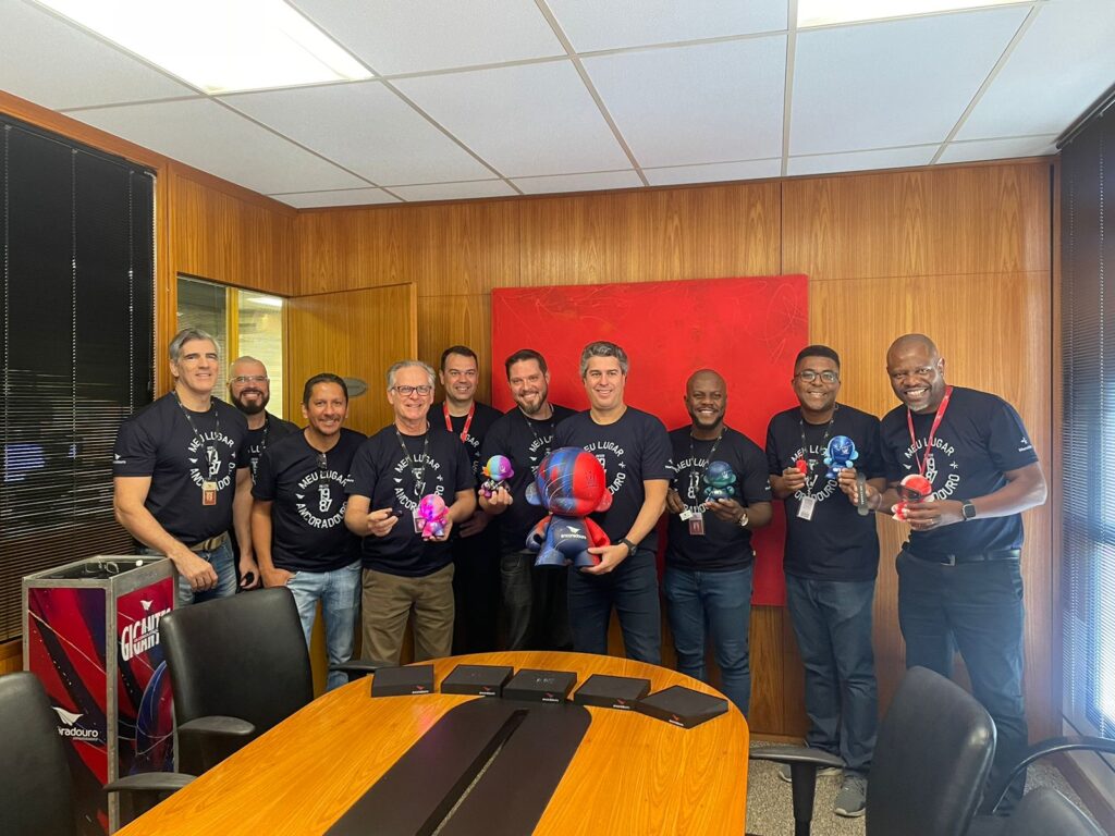 Executivos da Ancoradouro com os toys art da campanha "Colecionar tá On"