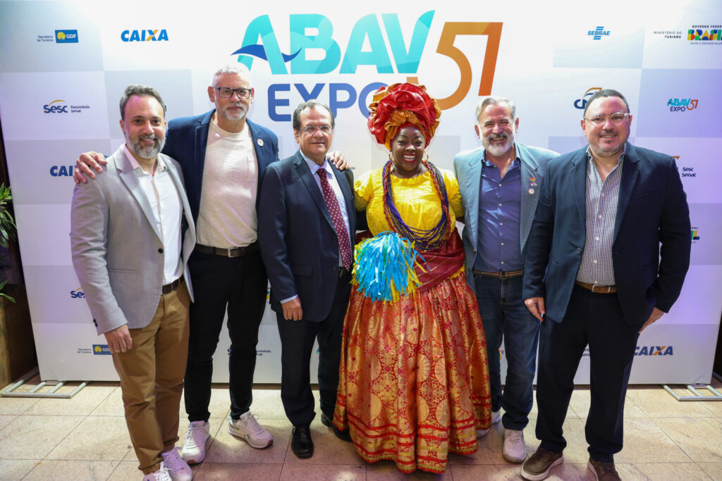 Alex Bernardes, da LGBT+ Turismo Expo, Ricardo Gomes, da Câmara LGBT, Maurício Bacelar, secretário de Turismo da Bahia, Lucicleide e Pedro Gramacho, da Setur-BA, e Clovis Casemiro, da IGLTA